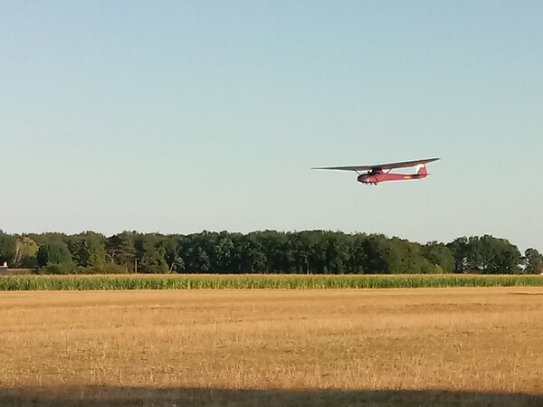 Oldtimer im Anflug auf Le Louroux (F)